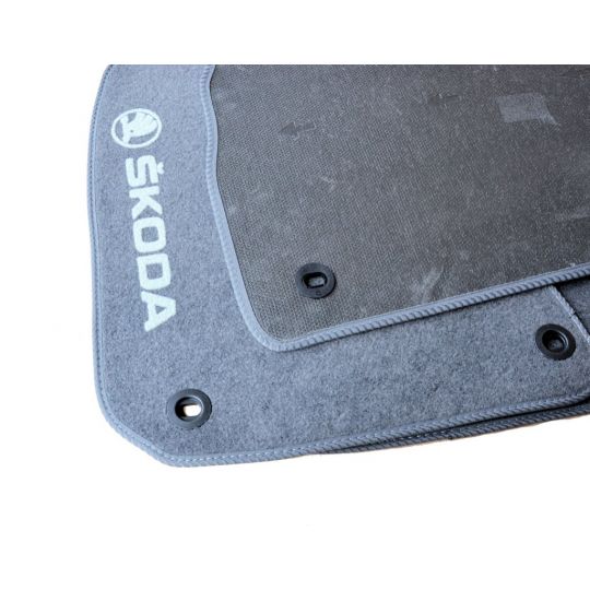 AVTM Коврики в салон текстильные Skoda Superb I '01-08 Серые (Комплект 5шт.) AVTM Коврики в салон текстильные Skoda Superb I '01-08 Серые (Комплект 5шт.)