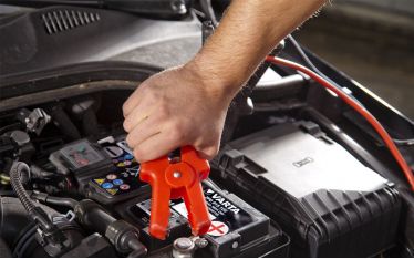 Как правильно прикурить аккумулятор от другой машины
