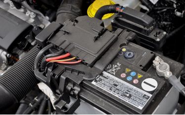 Как снять автомобильный аккумулятор