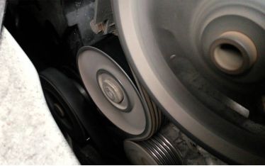 Почему свистит ремень генератора?