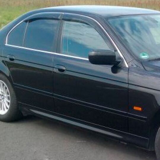 COBRA TUNING Дефлекторы окон на BMW 5 (E39) '95-03 седан (накладные) COBRA TUNING Дефлекторы окон на BMW 5 (E39) '95-03 седан (накладные)