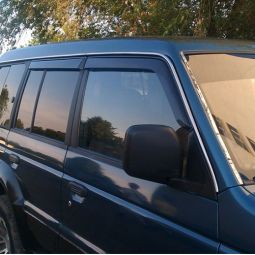 COBRA TUNING Дефлекторы окон на Mitsubishi Pajero II '91-99 5d (накладные)