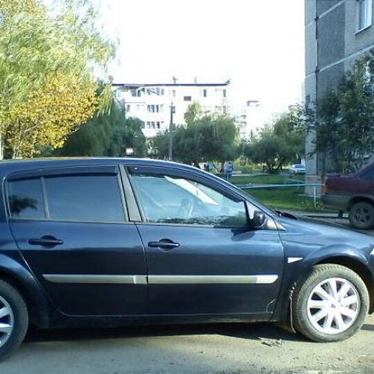 COBRA TUNING Дефлекторы окон на Renault Megane II '02-09 хэтчбек 5d (накладные) COBRA TUNING Дефлекторы окон на Renault Megane II '02-09 хэтчбек 5d (накладные)