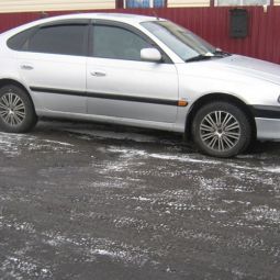 COBRA TUNING Дефлекторы окон на Toyota Avensis (T22) '98-03 хэтчбек 5d (накладные) COBRA TUNING Дефлекторы окон на Toyota Avensis (T22) '98-03 хэтчбек 5d (накладные)