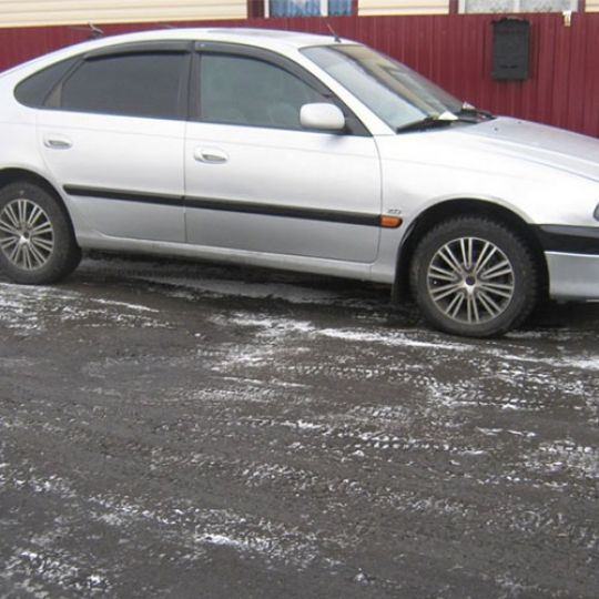 COBRA TUNING Дефлекторы окон на Toyota Avensis (T22) '98-03 хэтчбек 5d (накладные) COBRA TUNING Дефлекторы окон на Toyota Avensis (T22) '98-03 хэтчбек 5d (накладные)