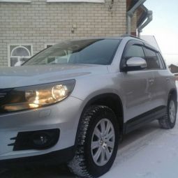 COBRA TUNING Дефлекторы окон на Volkswagen Tiguan I '07-15 (накладные)