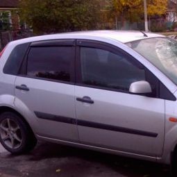 COBRA TUNING Дефлекторы окон на Ford Fiesta VI '02-08 5d (накладные)