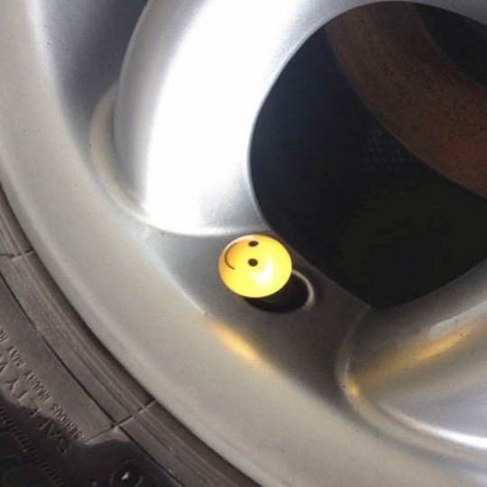 Колпачки на ниппель колеса Смайл (Комплект 4 шт.) Колпачки на ниппель колеса Смайл (Комплект 4 шт.)