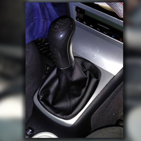 Orticar Чехол ручки КПП Skoda Octavia II '04-10 (Черный кожзам) Orticar Чехол ручки КПП Skoda Octavia II '04-10 (Черный кожзам)