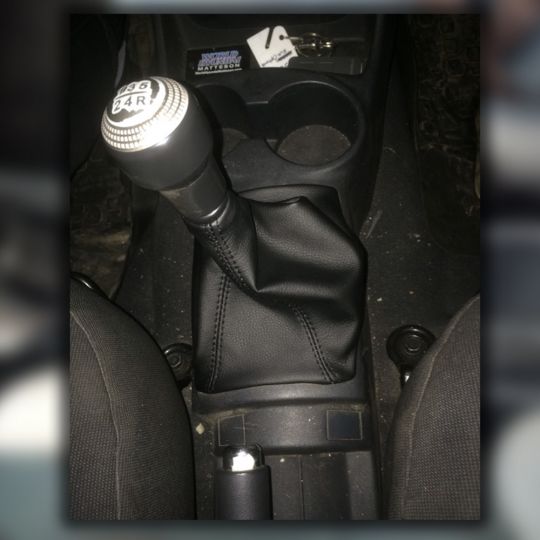 Orticar Чехол ручки КПП Hyundai Getz '02-11 (Черный кожзам) Orticar Чехол ручки КПП Hyundai Getz '02-11 (Черный кожзам)