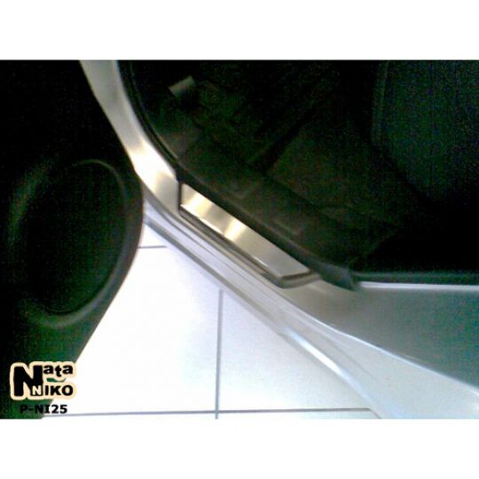 NataNiko Накладки на пороги для Nissan X-Trail II (T31) '07-14 (Premium к-кт 4 шт.)