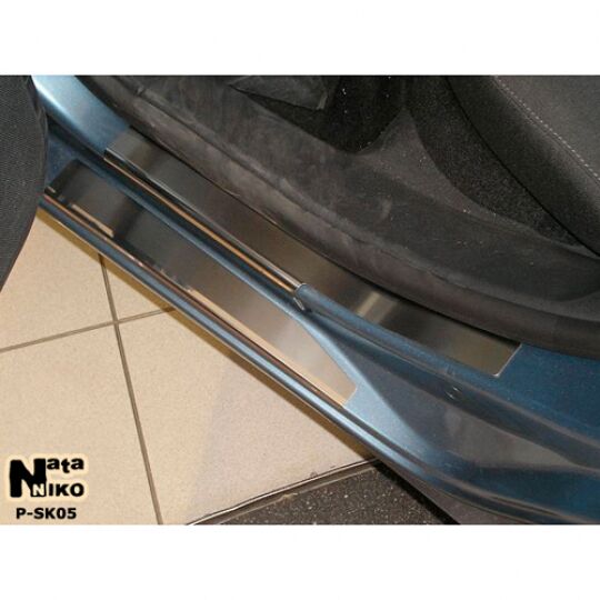 NataNiko Накладки на пороги для Skoda Octavia II '04-13 (Premium+carbon к-кт 8 шт.) NataNiko Накладки на пороги для Skoda Octavia II '04-13 (Premium+carbon к-кт 8 шт.)